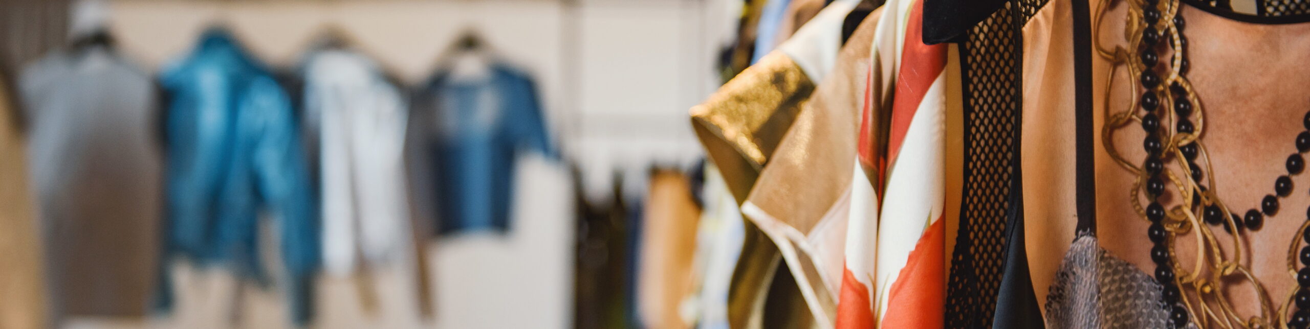 Ropa en perchas en una tienda minorista