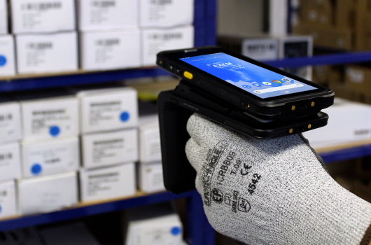 Nos Terminaux mobiles RFID UHF conviennent aux utilisateurs recherchant une solution mobile pour l’identification de tags et étiquettes UHF. Véritables outils de gestion, nos terminaux mobiles RFID UHF disposent également des fonctionnalités de communication d’un smartphone comme le wifi ou le Bluetooth.