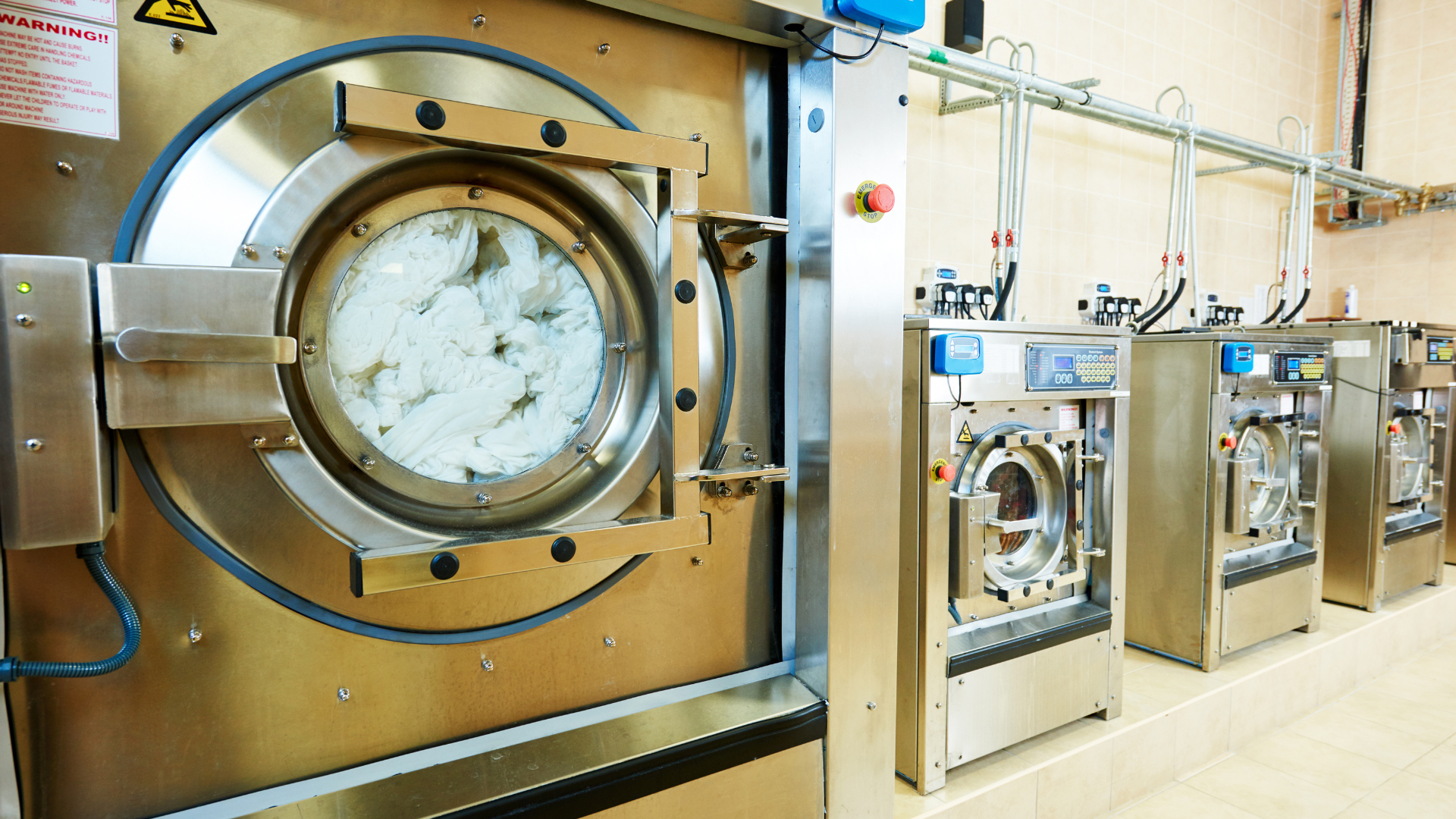 Machines à laver RFID dans une blanchisserie industrielle