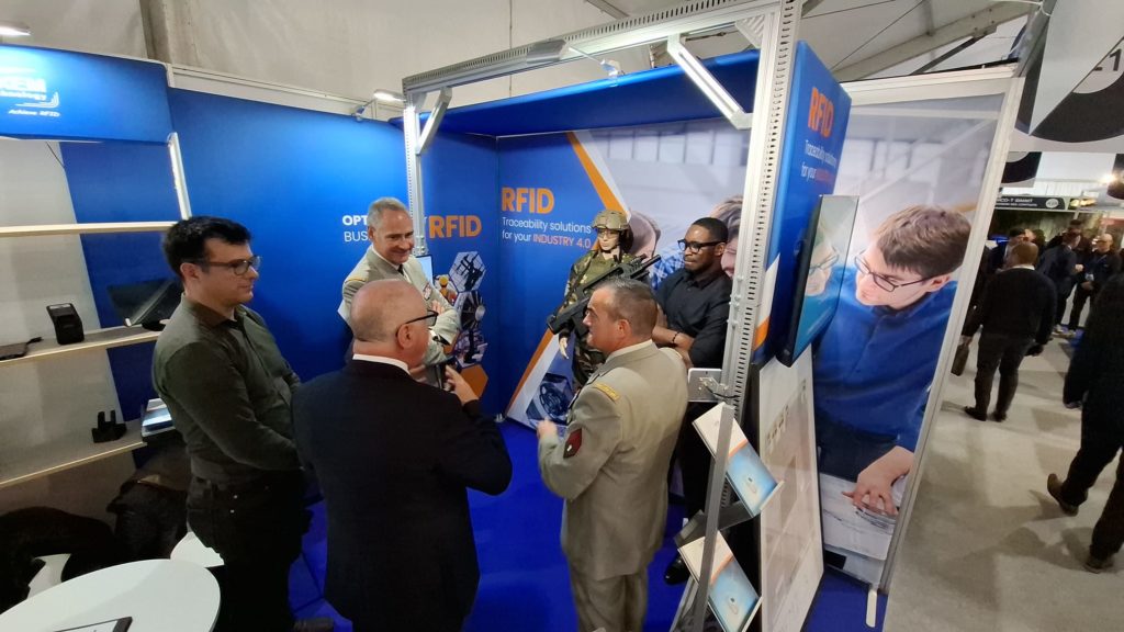 Equipe d'AXEM Technology et le Général d'Armée Pierre Schill discutant sur le stand d'AXEM Technology